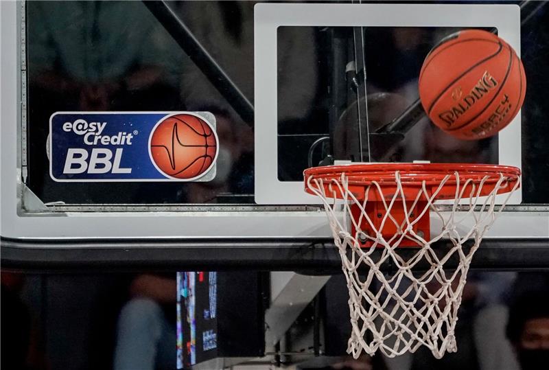 Möglicher Rassismus-Vorfall: Club Chemnitz äußert sich Ein Ball fliegt auf den Korb zu, an dem ein Logo der Basketball-Bundesliga klebt.