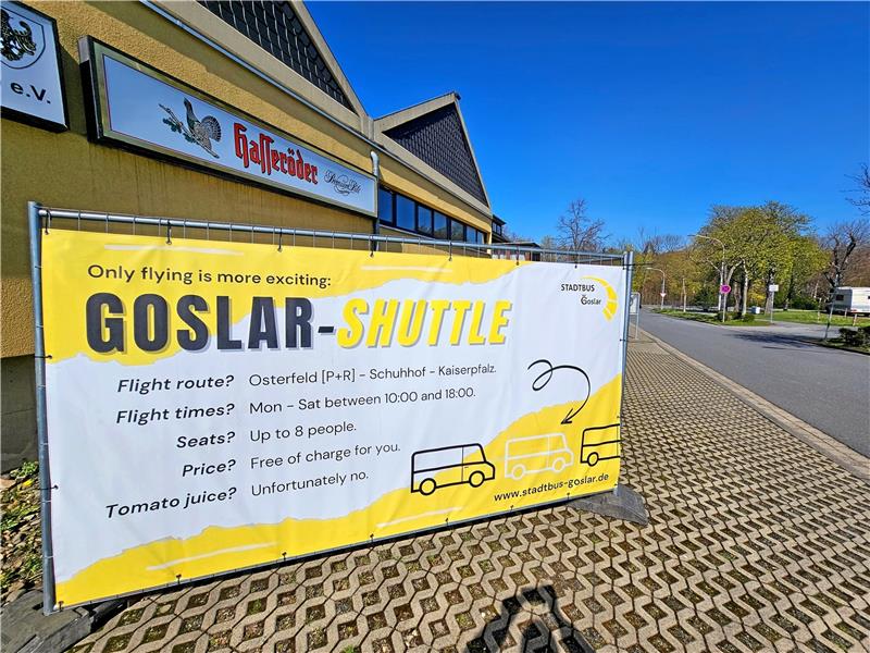 Wie viel Goslar-Shuttle braucht die Stadt? Ein Banner am Lindenhof wirbt für den Goslar-Shuttle, den es in seiner jetzigen Form ab Mai nicht mehr gibt. Foto: Sowa