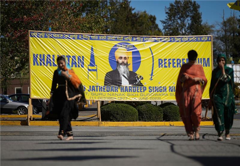 Mysteriöser Mord: Fall Nijjar entzweit Kanada und Indien Ein Banner mit dem Abbild des getöteten Hardeep Singh Nijjar ist vor einem Sikh-Kulturzentrum im kanadischen Surrey aufgestellt. Der Fall belastet das Verhältnis zwischen Kanada und Indien.