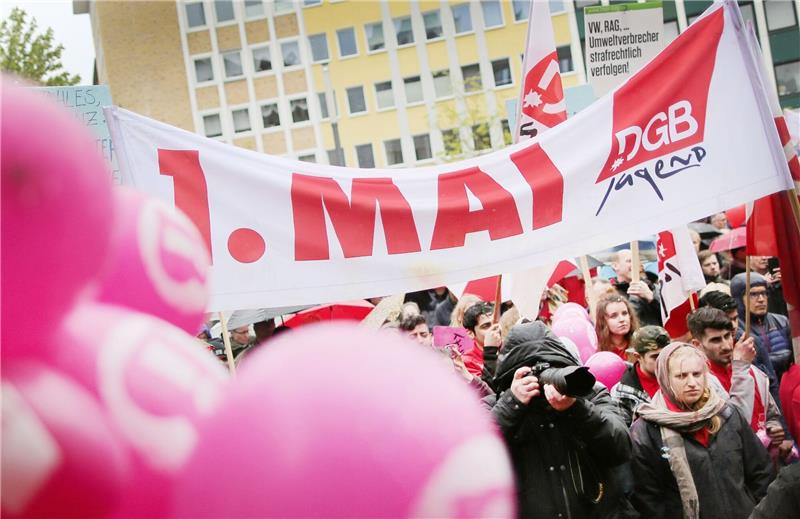 Ein Banner mit der Aufschrift "1. Mai DGB-Jugend" ist bei der damaligen zentralen Mai-Kundgebung des Deutschen Gewerkschaftsbundes (DGB) zu sehen.