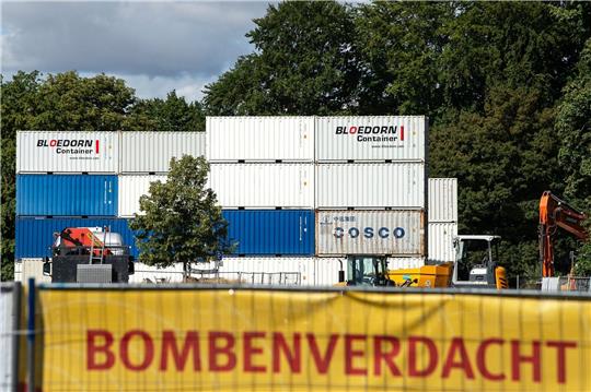 Ein Banner mit der Aufschrift «Bombenverdacht in der Weststadt» ist an einem Zaun befestigt.