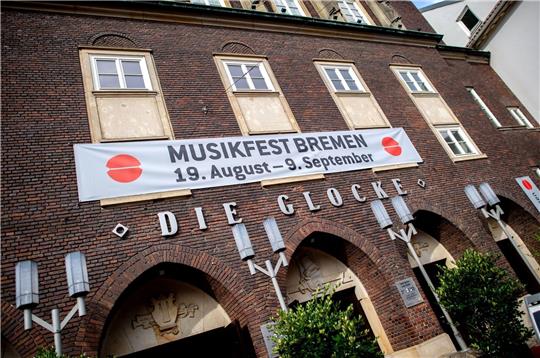 Ein Banner mit der Aufschrift «Musikfest Bremen» hängt am Konzerthaus «Glocke» im Stadtzentrum.