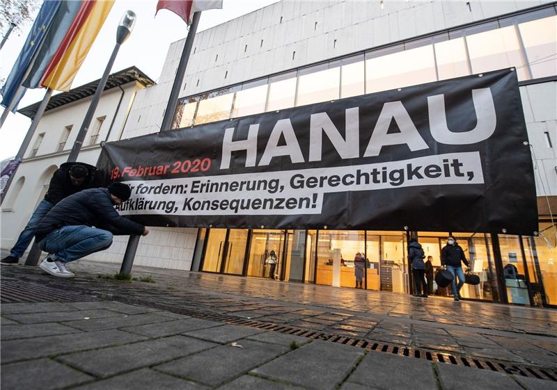 Ein Banner vor dem Landtag in Wiesbaden: «Hanau: Wir fordern: Erinnerung, Gerechtigkeit, Aufklärung, Konsequenzen» (Archivbild).