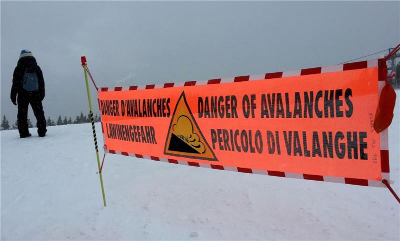 Sechs Tote bei Lawinenunglück nahe dem Montblanc Ein Banner weist auf hohe Lawinengefahr in den Alpen hin.