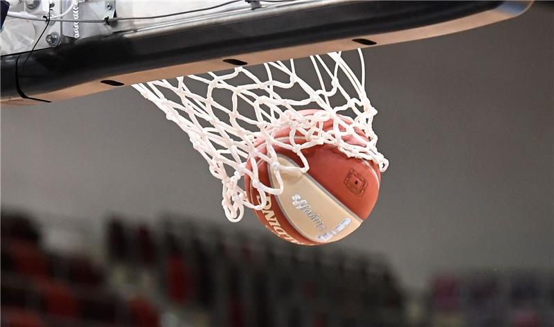 Oldenburg vor Weiterkommen in der Champions League Ein Basketball landet im Korb.