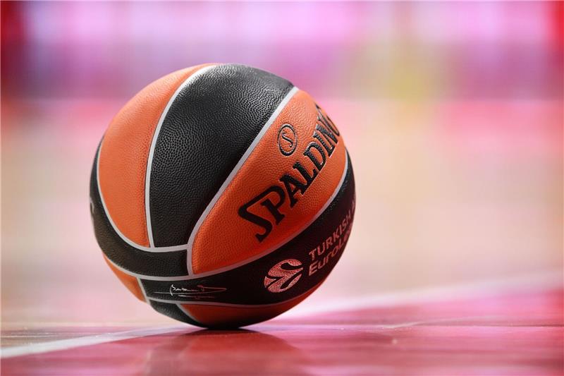 Basketball-Bundesliga untersucht möglichen Rassismus-Vorfall Ein Basketball liegt auf dem Spielfeld