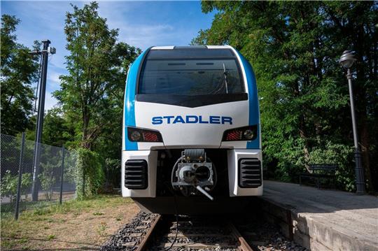 Ein Batterie-Elektrozug des Unternehmens Stadler.