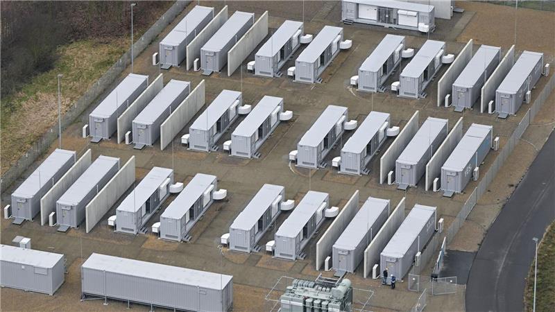 Ein Batteriepark in der Lausitz. Ein im nordrhein-westfälischen Waltrop geplanter Batteriepark soll bis 2028 ebenfalls in Containerbauweise errichtet werden. (Symbolbild)