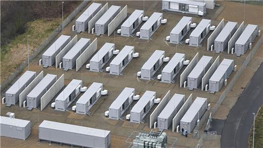 Ein Batteriepark in der Lausitz. Ein im nordrhein-westfälischen Waltrop geplanter Batteriepark soll bis 2028 ebenfalls in Containerbauweise errichtet werden. (Symbolbild)