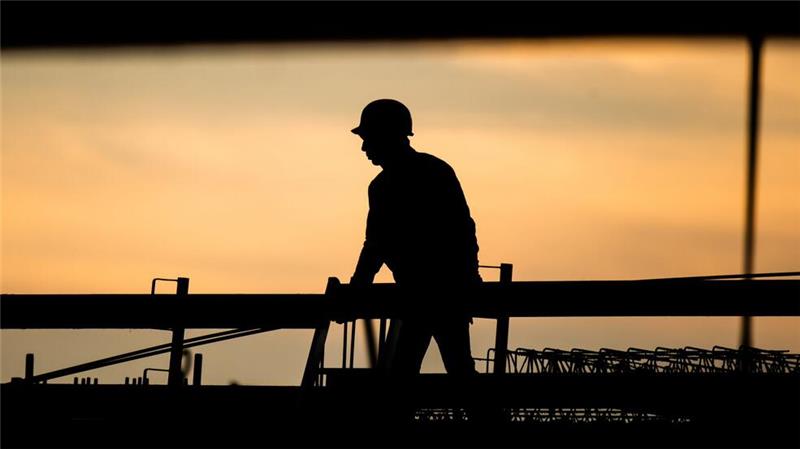 Mehr Unternehmen wollen Stellen abbauen Ein Bauarbeiter in der Morgendämmerung. Laut Ifo-Beschäftigungsbarometer wollen viele Unternehmen Personal abbauen, in der Baubranche zeichnet sich jedoch keine größere Entlassungswelle ab.