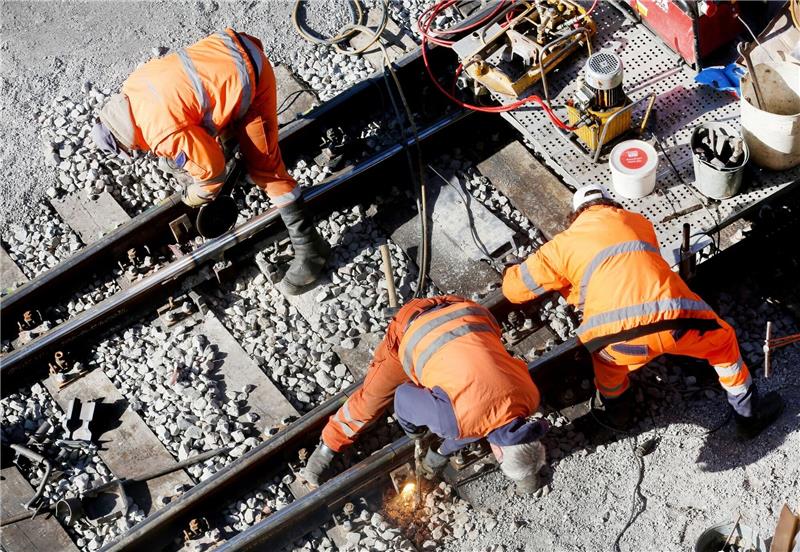 Zugausfälle auf der Strecke zwischen Münster und Osnabrück Ein Bautrupp der Bahn repariert auf einer Strecke das Gleisbett.