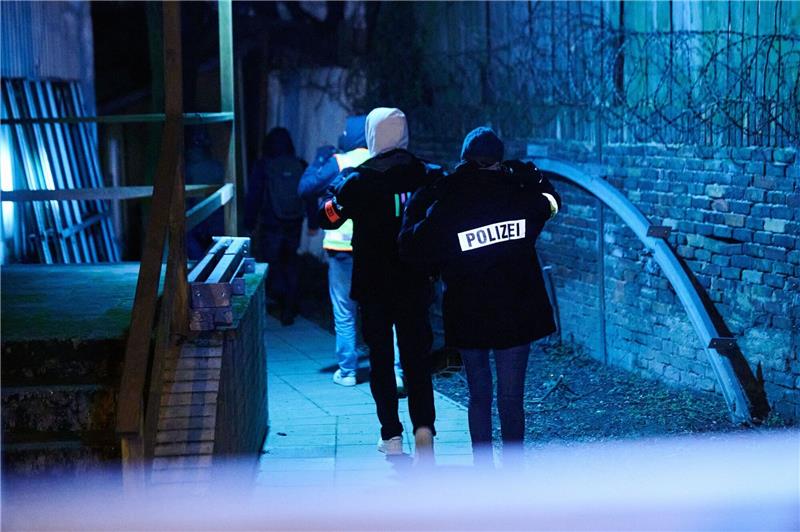 Der Druck auf die Ex-RAF-Terroristen steigt Ein Bauwagen-Container wurde beschlagnahmt.
