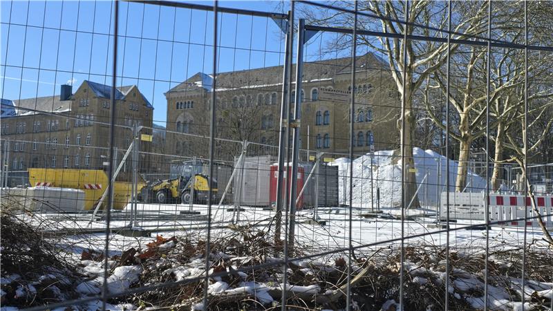 Ein Bauzaun steht: Noch wird aber nicht am Quartier, sondern am Pfalzgarten gewerkelt.
