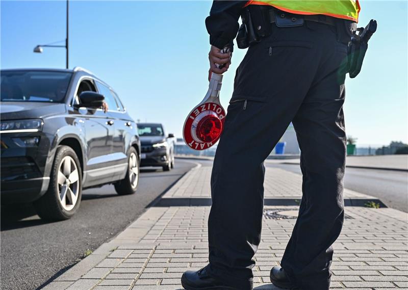 Gewerkschaft der Polizei: Kampf gegen Schleuser richtig Ein Beamter der Bundespolizei steht am deutsch-polnischen Grenzübergang Stadtbrücke bei einer Kontrolle.
