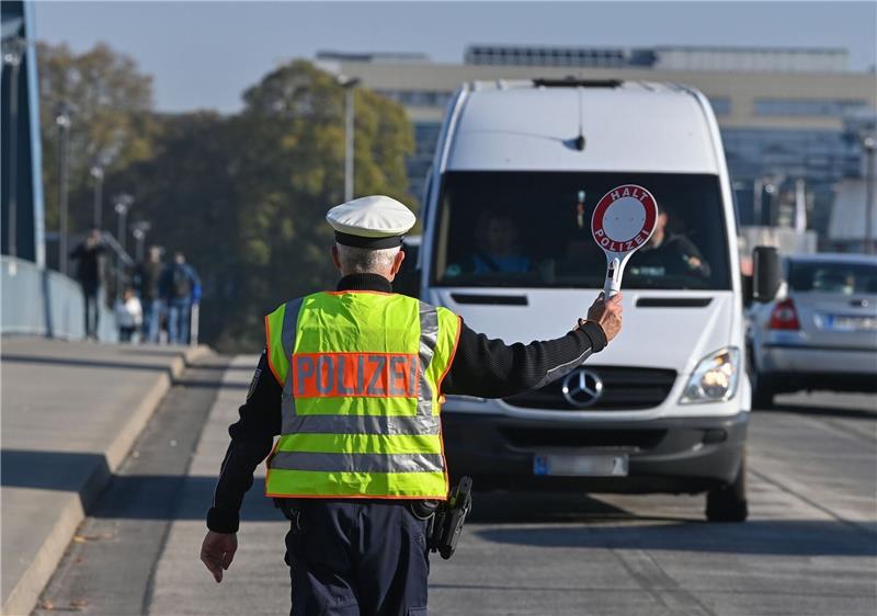 Bundespolizei: Deutlicher Anstieg bei unerlaubten Einreisen Ein Beamter der Bundespolizei stoppt den Fahrer eines Kleintransporters an einem deutsch-polnischen Grenzübergang.