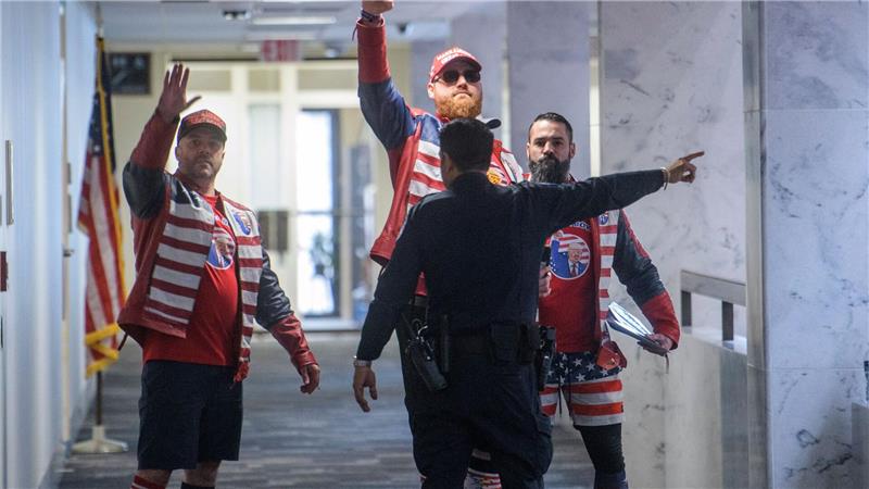 Ein Beamter der US-Kapitolpolizei hindert Anhänger von US-Präsident Trump sich dem Kapitol zu nähern.