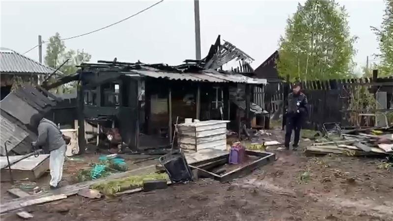 Ein Beamter des russischen Ermittlungskomitees dokumentiert den Schauplatz eines Massenmordes an Teenagern in der Stadt Baikalsk. Bei einem Messerangriff während einer Geburtstagsfeier wurden vier Jugendliche getötet und vier weitere verletzt. Der mutmaßliche Angreifer starb im Feuer.