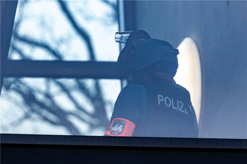 Acht Verletzte bei Angriff an Schule: Haftbefehl erlassen Ein Beamter eines Spezialeinsatzkommandos SEK in der Schule.