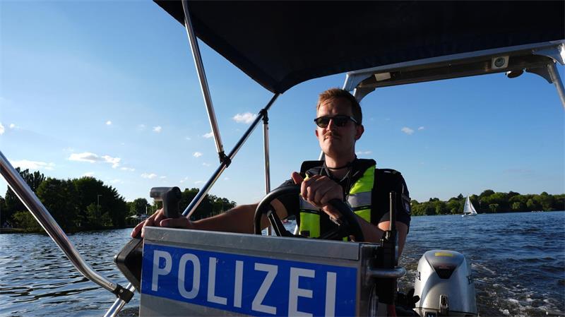 Bier auf dem SUP? Wieviel Alkohol auf der Alster erlaubt ist Ein Beamter steuert ein Polizeiboot mit Benzinmotor über die Alster.