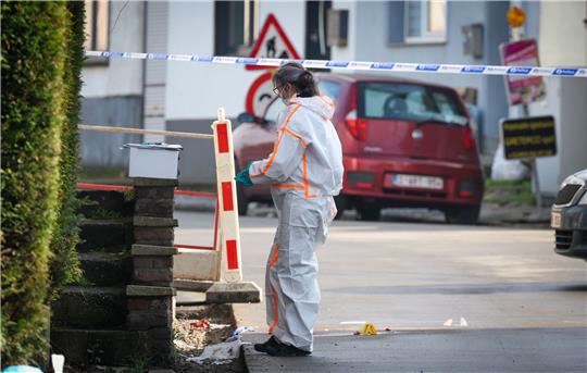 Ein Beamtin der technischen Einheit der Polizei inspiziert den Tatort in Charleroi in Belgien.