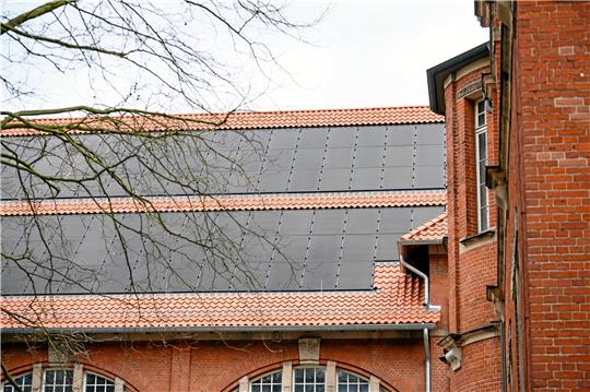 Ein Beispiel aus Hamburg: Eine Photovoltaik-Anlage liegt auf dem Dach des denkmalgeschützten Altonaer Museums. In der Goslarer Altstadt muss noch der Unesco-Welterbestatus bei Genehmigungen solcher Umbauten betrachtet werden.  Foto: dpa