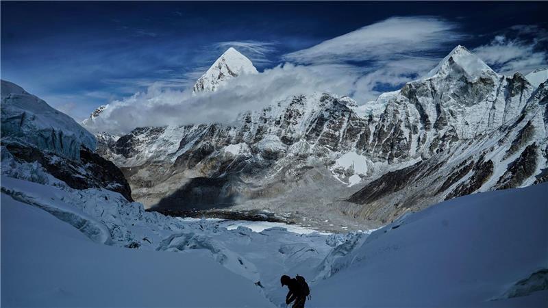 Ein Bergsteiger klettert zum Everest-Basislager ab. (Foto Archiv)