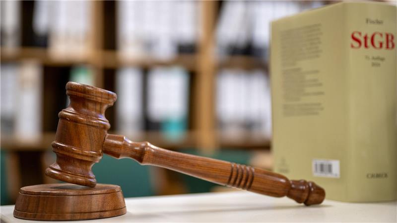 Ein Berufsverbot hielt das Gericht trotz der Schwere des Falls nicht für erforderlich, dem Beamten drohen jedoch disziplinarrechtliche Konsequenzen. (Symbolbild)