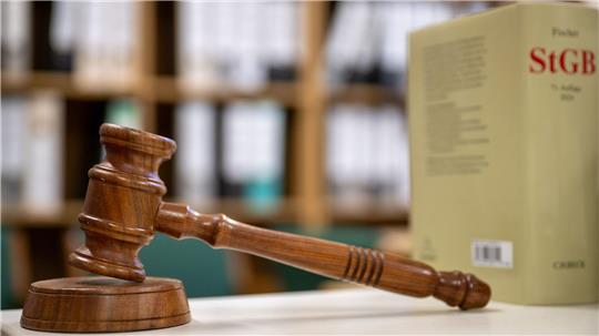 Ein Berufsverbot hielt das Gericht trotz der Schwere des Falls nicht für erforderlich, dem Beamten drohen jedoch disziplinarrechtliche Konsequenzen. (Symbolbild)