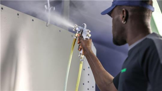 Ein Beschäftigrer aus Gambia in einer Firma in Deutschland. (Archivbild)