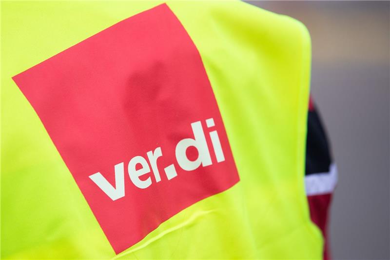 Verdi: Amazon-Mitarbeiter sollen Arbeit niederlegen Ein Beschäftigter trägt bei einem Warnstreik eine Warnweste von Verdi.
