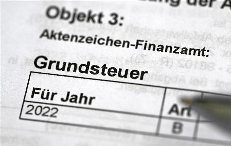 Ein Bescheid für die Grundsteuer. Foto: Bernd Weißbrod/dpa