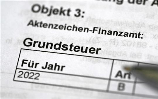 Ein Bescheid für die Grundsteuer. Foto: Bernd Weißbrod/dpa