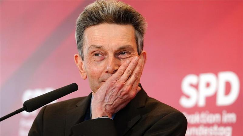 Geld für Verteidigung: Soll der alte Bundestag entscheiden? Ein Beschluss des alten Bundestags nach der Wahl wäre nicht so leicht zu legitimieren. Mützenich hält ihn für eine Gratwanderung.