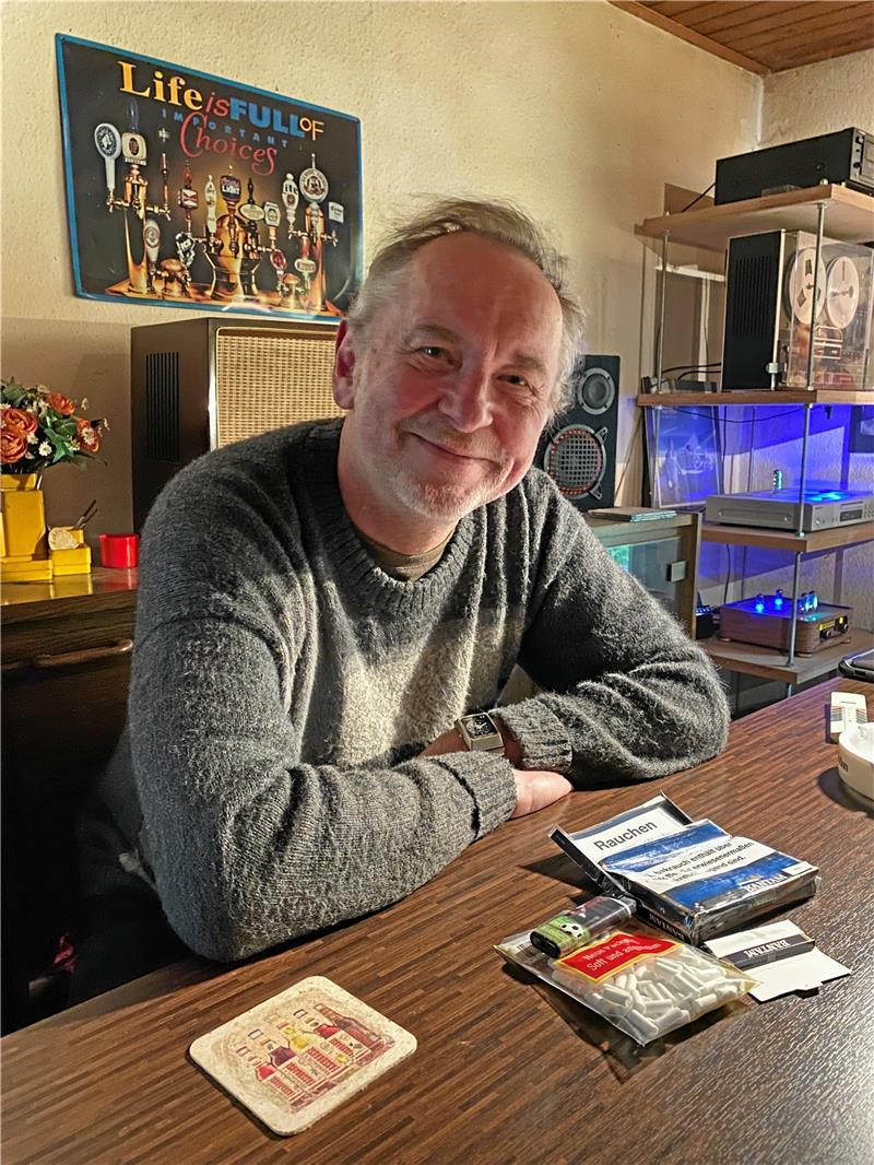 Ein Besuch bei Mike Walter ist eine Zeitreise: Der 71-Jährige sitzt hinter seiner Theke im Wohnzimmer. Hier fühlt er sich wohl, hier hat er seine Ruhe. Und hier sieht man auch in jeder Ecke noch die Spuren seines Lebens, seiner Philosophie: Die Stereoanlagen sind selbst gebaut, Radio und Tonbandgerät Relikte erinnern an eine längst vergangene Epoche. Und dass bei Mike Walter am Tresen selbst gedrehte Zigaretten geraucht werden, ist eine Selbstverständlichkeit. Fotos: Schlegel/ Privat