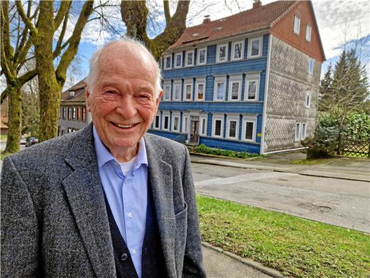 Ein Besuch in der Zellerfelder Teichstraße ist für Heinz Albers auf seiner Deutschlandreise Pflicht. Der 94-Jährige schwelgt dort in Kindheitserinnerungen. Foto: Knoke
