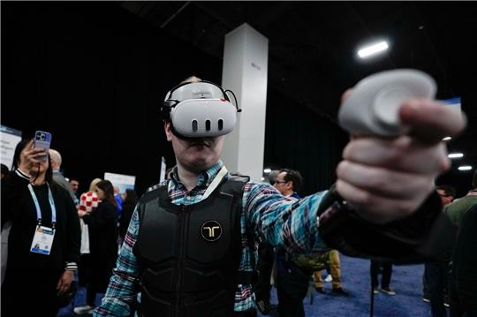 Ein Besucher probiert die haptische Weste von bHaptics während der CES. Die Weste soll in Verbindung mit Augmented-Reality-Systemen verwendet werden, um haptisches Feedback in Videospielen zu geben.