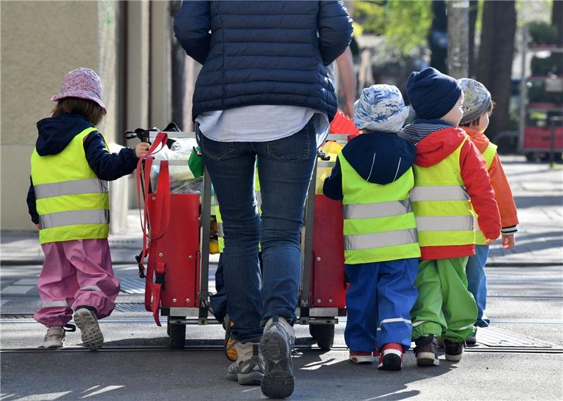 Kein weiteres Milliardenprogramm zum Kita-Ausbau Ein Betreuerin läuft mit mehreren Kleinkindern über einen Bürgersteig. Das dieses Jahr endende Programm zum Kita-Ausbau stammt noch von der Vorgängerregierung.