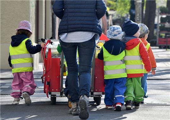 Ein Betreuerin läuft mit mehreren Kleinkindern über einen Bürgersteig. Das dieses Jahr endende Programm zum Kita-Ausbau stammt noch von der Vorgängerregierung.