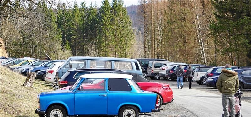 Ein Betrieb, wie sonst nur während der Badesaison: Wer am Sonntag einen Parkplatz am Oderteich bekommt, hat Glück.  Foto: Mika Beckmann