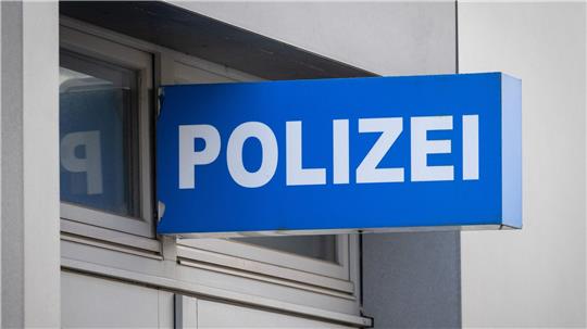 Ein Betrunkener ist mit dem Auto zur Polizei gefahren, nun ist sein Führerschein weg. (Symbolbild)