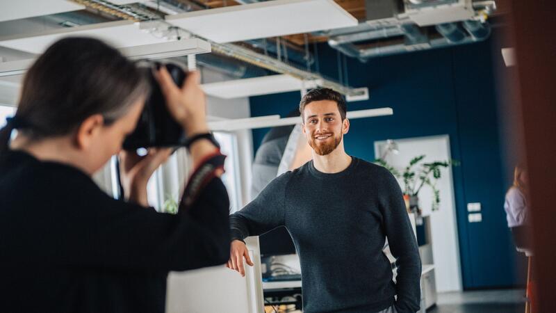 Berufseinstieg: Mit diesen Tipps klappt’s Ein Bewerbungsfoto sollte man am besten vom Profi anfertigen lassen.