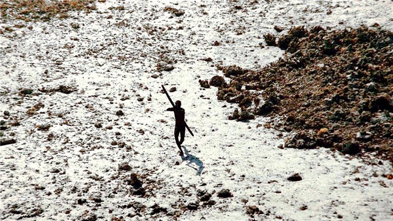 US-Bürger wegen Betretens isolierter Insel festgenommen Ein Bewohner der für Außenstehende verbotenen indischen Insel North Sentinel zielt mit Pfeil und Bogen. (Foto Archiv