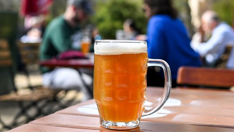Bier, Wurst, Auto: So tickt Deutschland heute wirklich Ein Bier steht auf einem Tisch in einem Berliner Biergarten. (Archivbild)