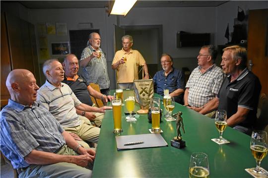 Ein Bierchen gehört zur Geselligkeit dazu, und gesungen wird auch beim Kegelverein „Denkste“ (v.li.) Wolfhard Schulze, Manfred Hoffmann, Andreas Körner, Klaus Strobl, Bodo Jäger, Heinz Wolters, Heinrich Silberhorn und Harald Dunemann.  Fotos: Kempfer