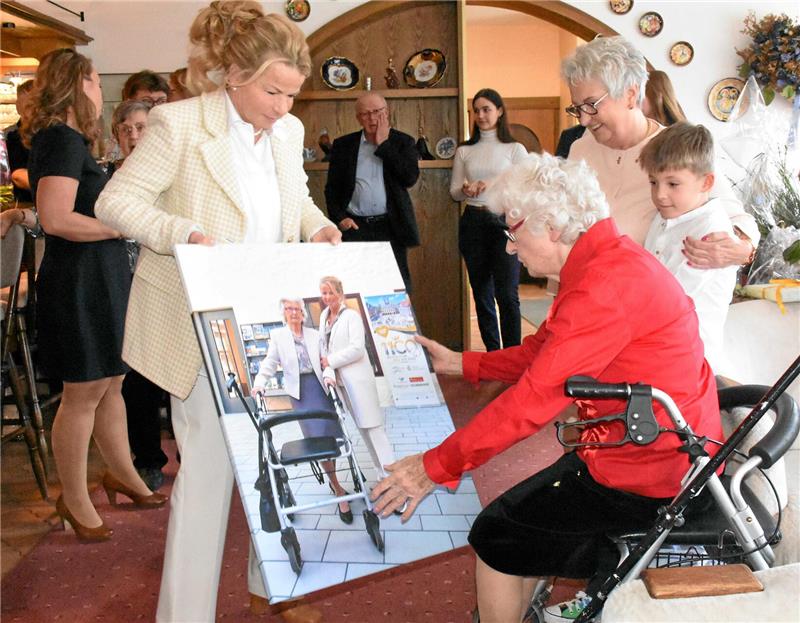 Zum 95. Geburtstag von Marta Lattemann-Meyer bringt Oberbürgermeisterin Urte Schwerdtner ein Bild von beiden als Geschenk mit. Almuth Ahrendts schaut zu.