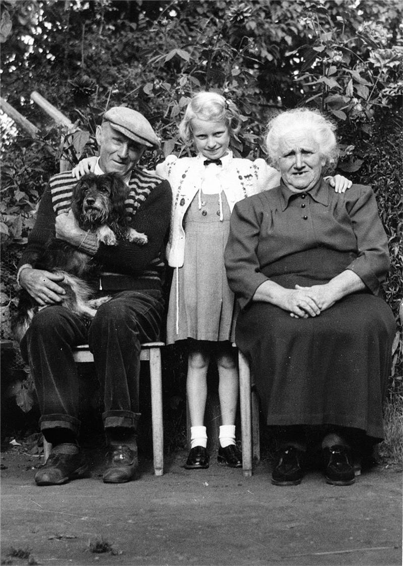 10. Dezember: Immer ein Platz in unserer Mitte Ein Bild aus Kindertagen: Maritta Richter mit Oma und „Onkel“. Foto: Privat