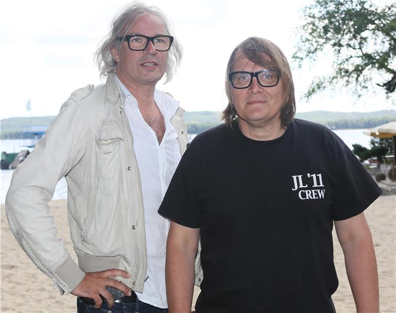 Sven Regener bringt Leander Haußmann mit nach Hahnenklee Ein Bild aus alten gemeinsamen Zeiten: Die beiden Regisseure Leander Hausmann (l.) und Sven Regener stellen sich Ende August 2012 am Müggelsee in Berlin vor Beginn der Pressekonferenz zum Kinofilm „Hai-Alarm am Müggelsee“ den Fotografen.