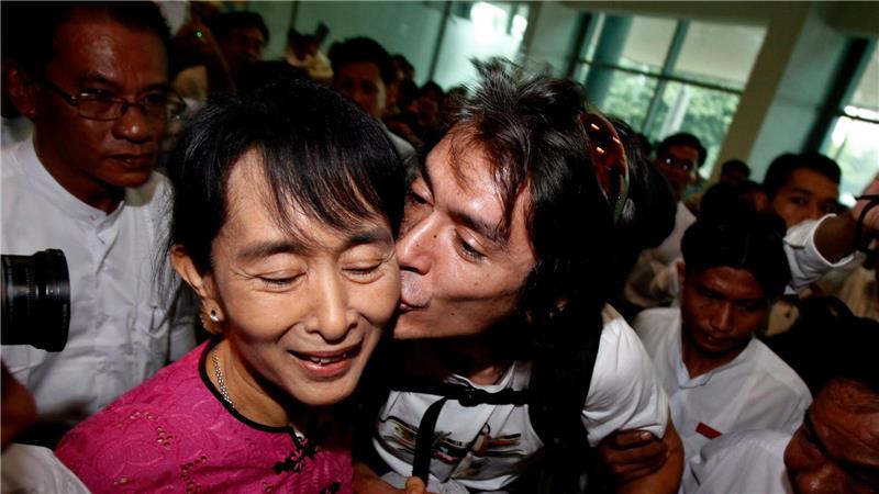 Ein Bild aus besseren Tagen: Aung San Suu Kyi 2011 zusammen mit ihrem Sohn Kim Aris. (Archivbild)