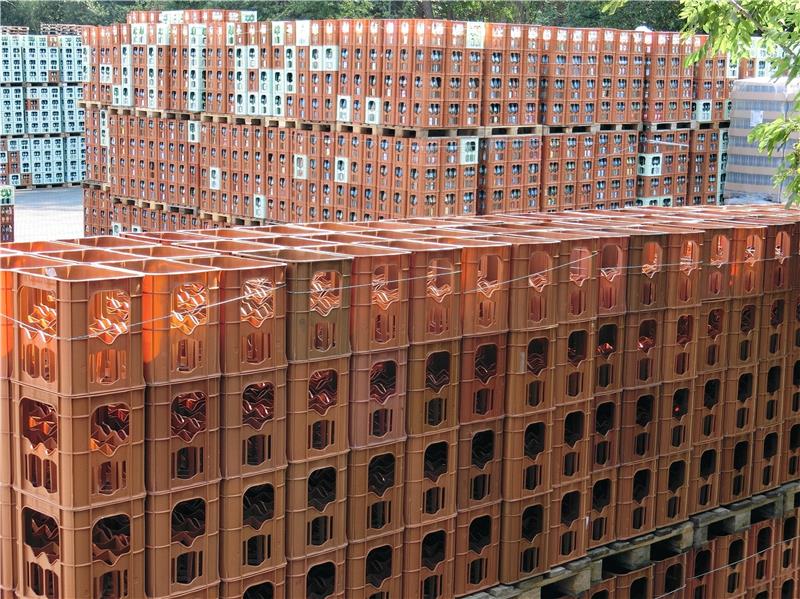 Ein Bild aus besseren Tagen – riesige Mengen leerer Wasserkästen. Leergut ist jedoch momentan beim Bad Harzburger Mineralbrunnen Mangelware.  Fotos: GZ-Archiv