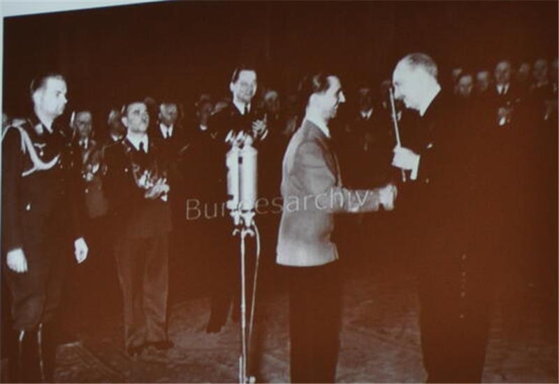 Paul Lincke, Lili Marleen und die Geschichte(n) eines Musikpreises Ein Bild aus dem Bundesarchiv, das Historiker Schmiechen-Ackermann nach Hahnenklee mitgebracht hatte (v.r.): Paul Lincke lässt sich zu seinem 75. Geburtstag von Nazi-Propagandaminister Dr. Joseph Goebbels mit einem Ehren-Taktstock aus Elfenbein beschenken.